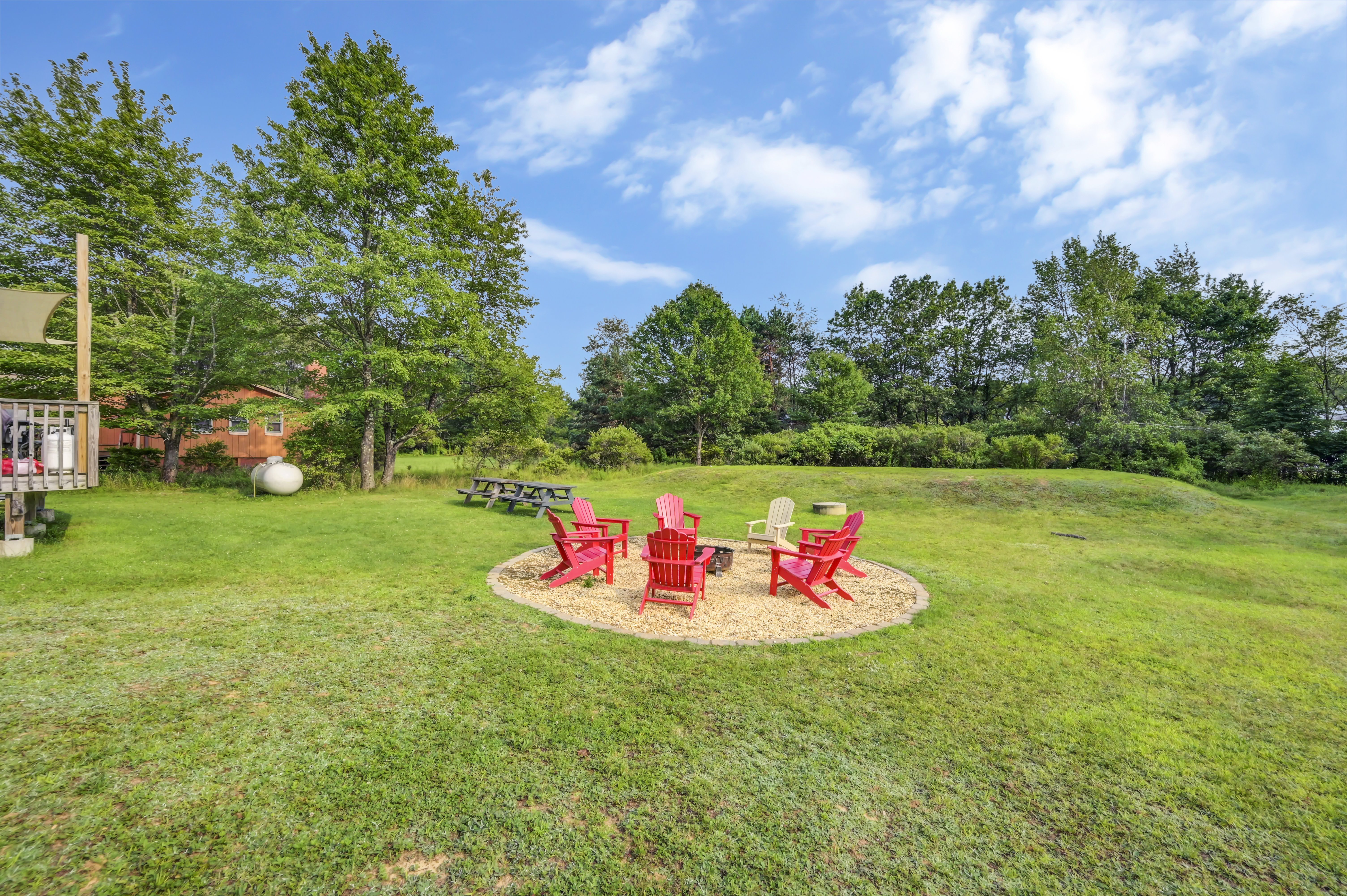 Living room at Bull Run Trailhouse